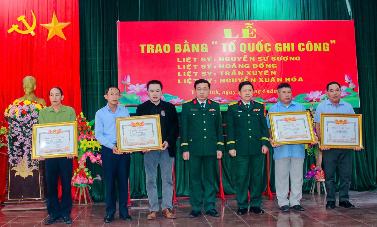 Trao bằng Tổ quốc ghi công 4 liệt sĩ ở Quảng Trị